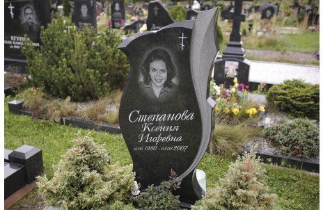 Женский памятник из черного гранита