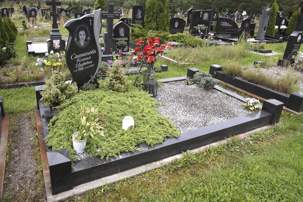 Женский памятник из черного гранита