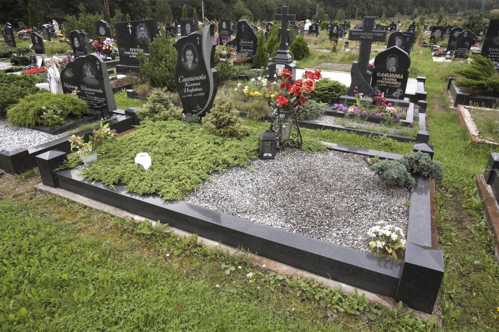 Женский памятник из черного гранита