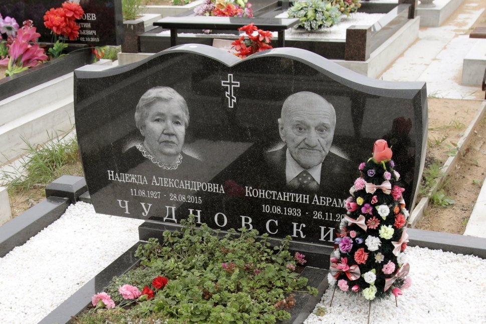 Классический двойной памятник из чёрного гранита