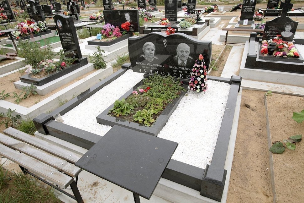 Классический двойной памятник из чёрного гранита