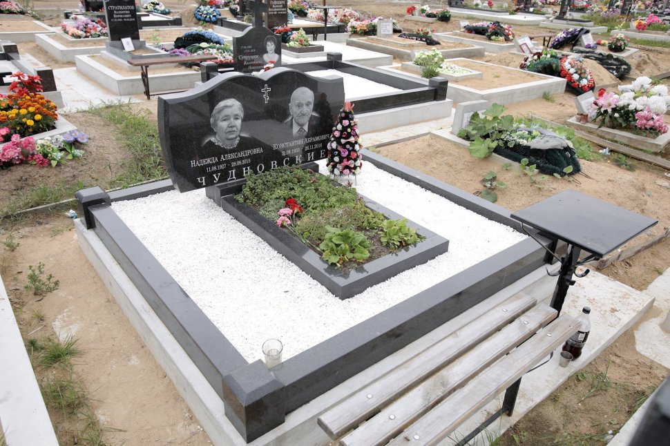 Классический двойной памятник из чёрного гранита