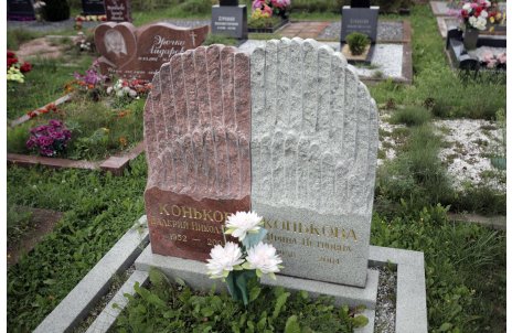 Авторский памятник из белого и розового гранита для двух людей