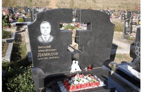 Классический двойной памятник с “воздушным крестом“