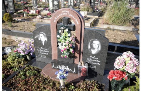 Памятник из двух видов гранита с крестом под куполом