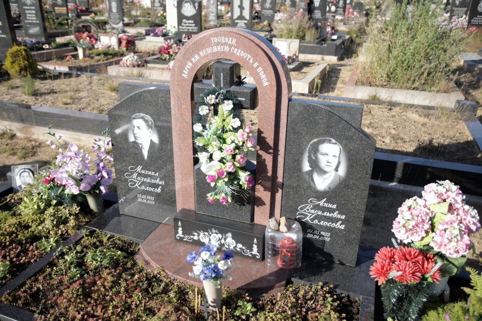 Памятник из двух видов гранита с крестом под куполом