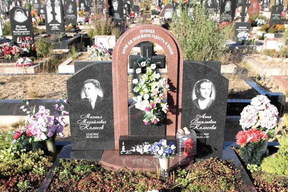 Памятник из двух видов гранита с крестом под куполом