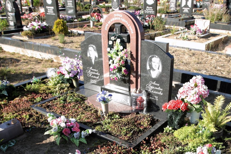 Памятник из двух видов гранита с крестом под куполом