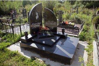 Двойной памятник с резной книгой и гранитными вазонами