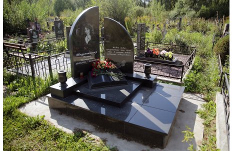 Двойной памятник с резной книгой и гранитными вазонами