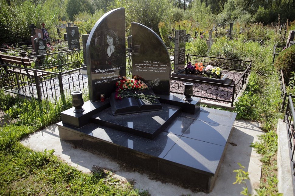 Двойной памятник с резной книгой и гранитными вазонами