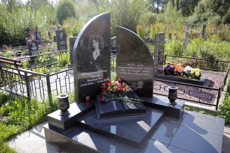 Двойной памятник с резной книгой и гранитными вазонами