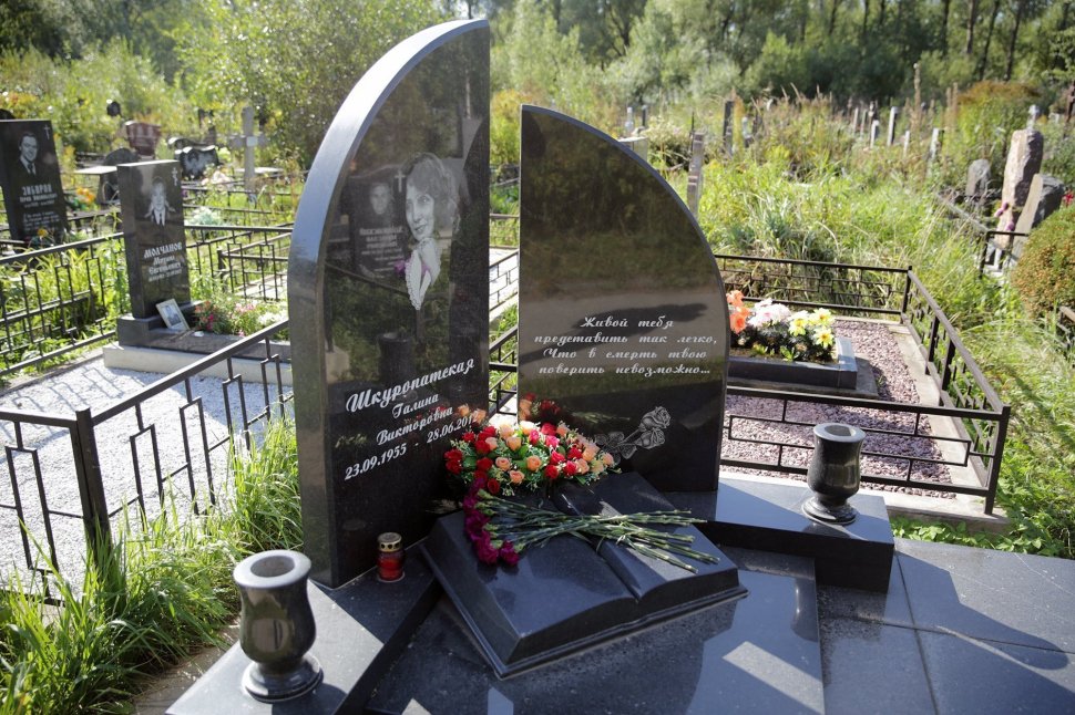 Двойной памятник с резной книгой и гранитными вазонами