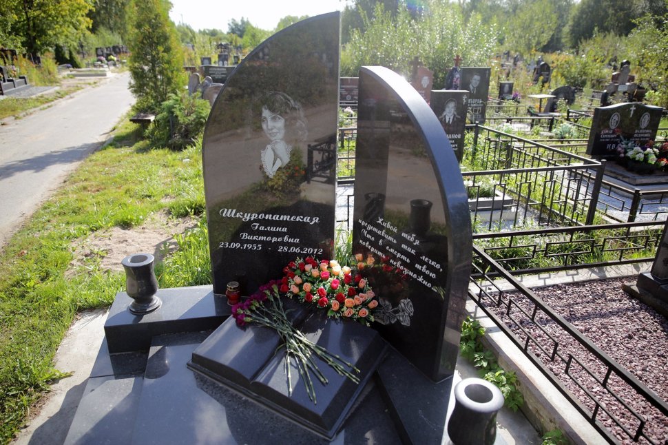 Двойной памятник с резной книгой и гранитными вазонами