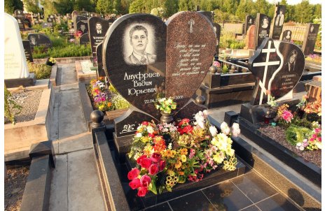 Памятник в форме сердца, выполненного из двух видов гранита