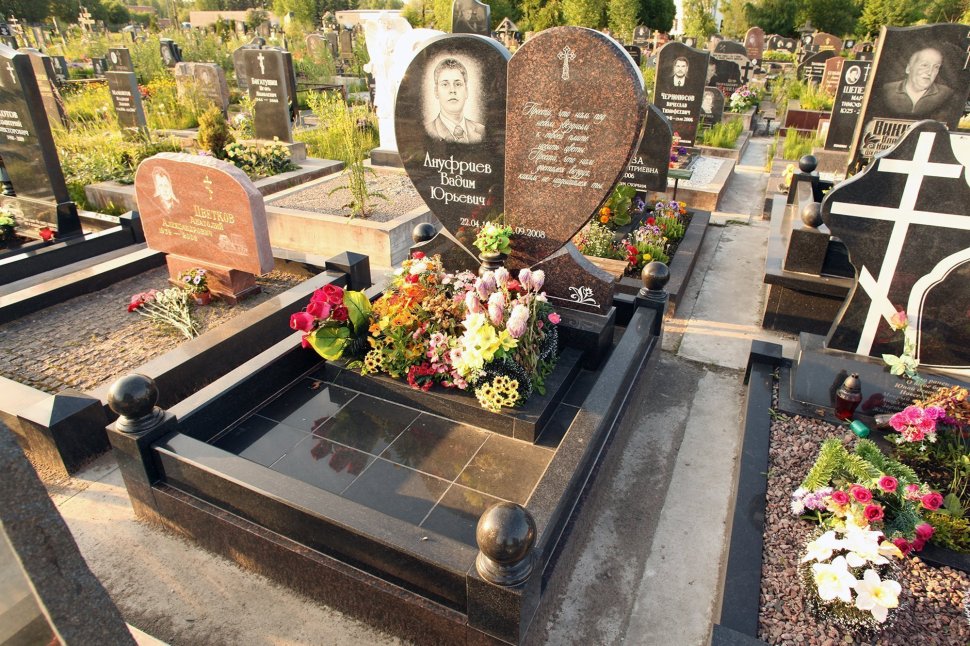 Памятник в форме сердца, выполненного из двух видов гранита