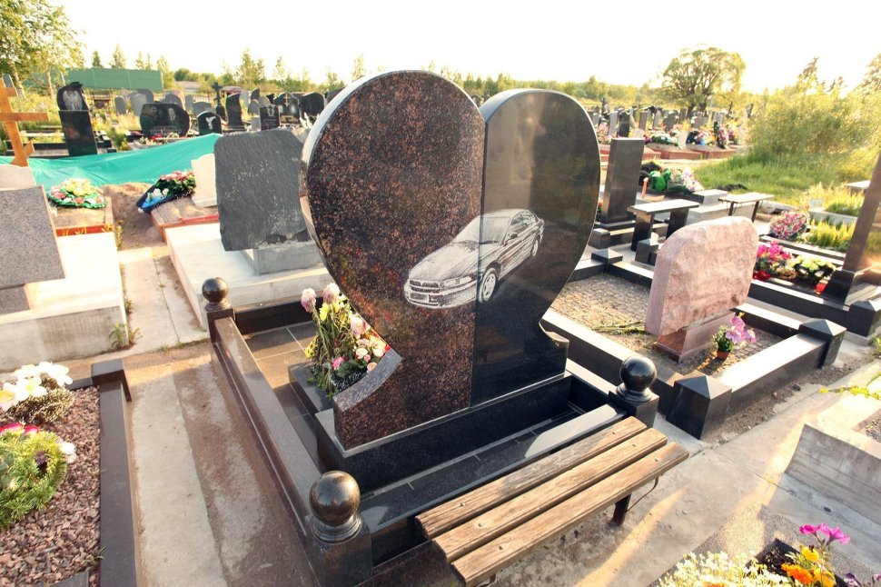 Памятник в форме сердца, выполненного из двух видов гранита