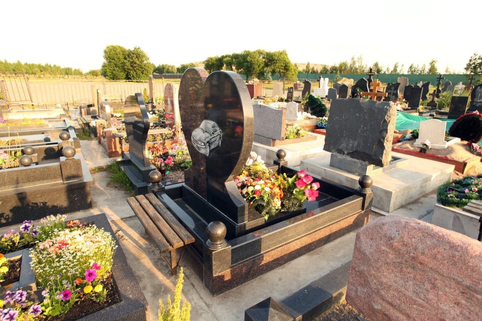 Памятник в форме сердца, выполненного из двух видов гранита