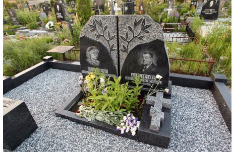 Памятник из двух частей с рельефом дерева