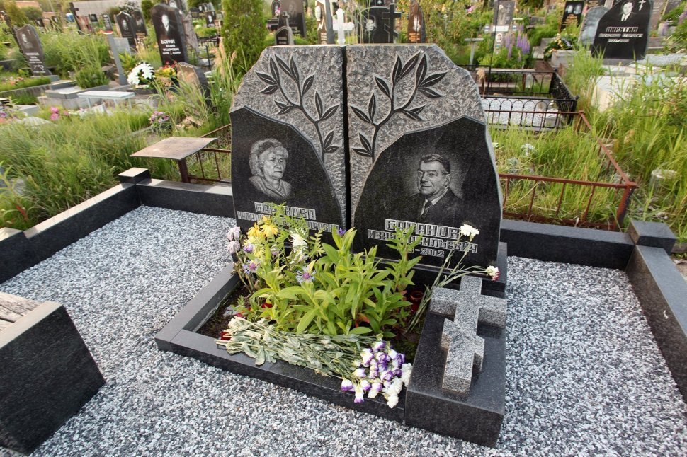 Памятник из двух частей с рельефом дерева