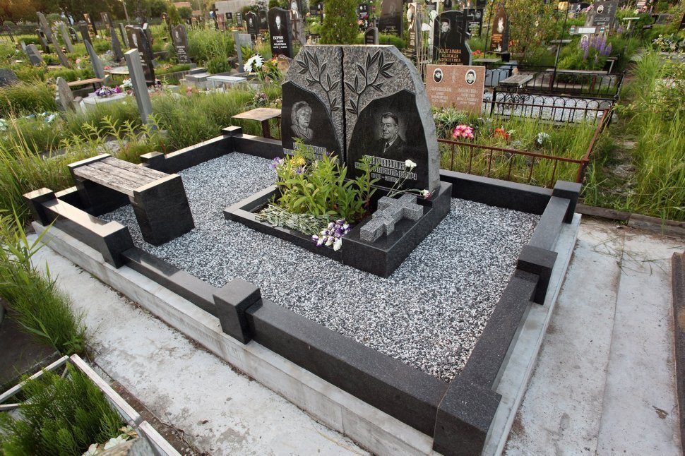 Памятник из двух частей с рельефом дерева