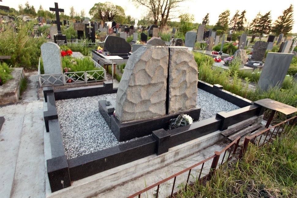 Памятник из двух частей с рельефом дерева