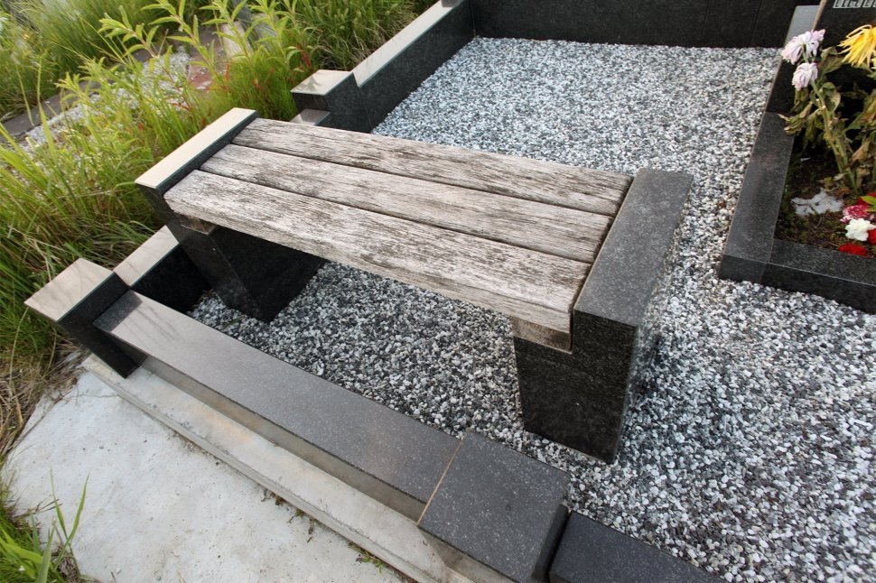 Памятник из двух частей с рельефом дерева