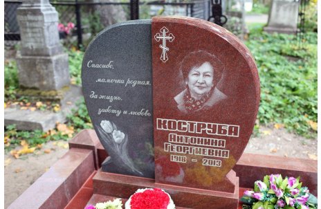 Двойной памятник из розового и серого гранита в форме “скалы“