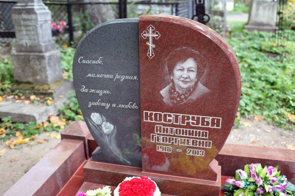 Двойной памятник из розового и серого гранита в форме 