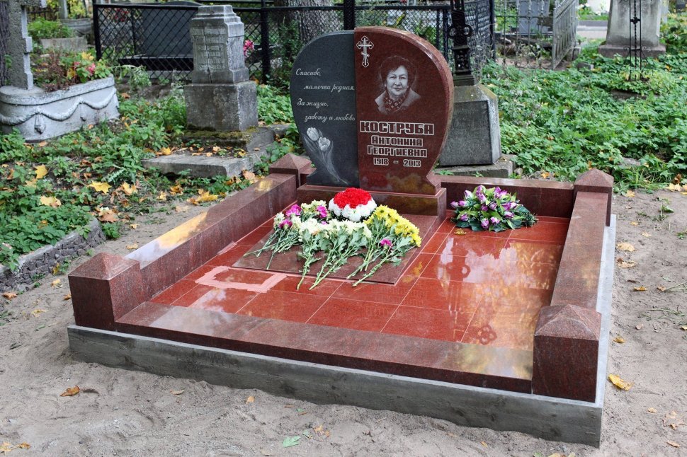 Двойной памятник из розового и серого гранита в форме 