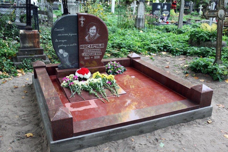 Двойной памятник из розового и серого гранита в форме 