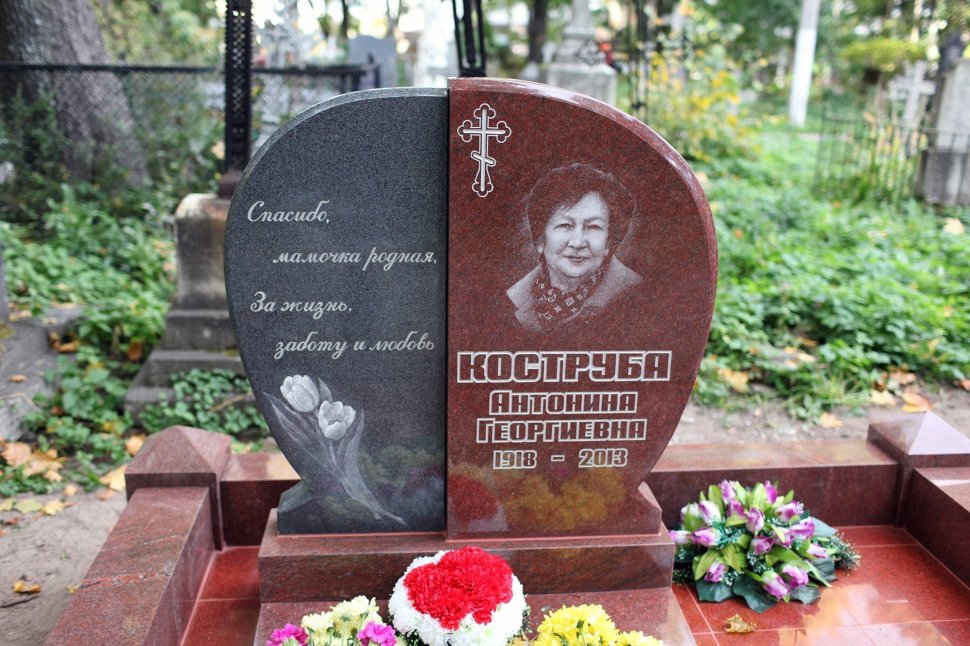 Двойной памятник из розового и серого гранита в форме 