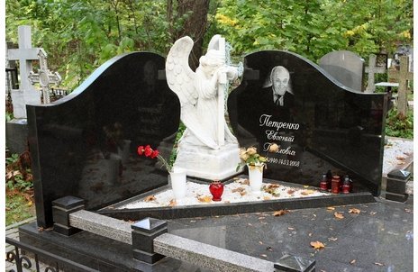 Памятник из двух половинок и мраморным ангелочком с крестом