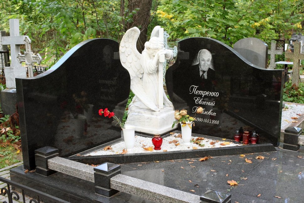 Памятник из двух половинок и мраморным ангелочком с крестом