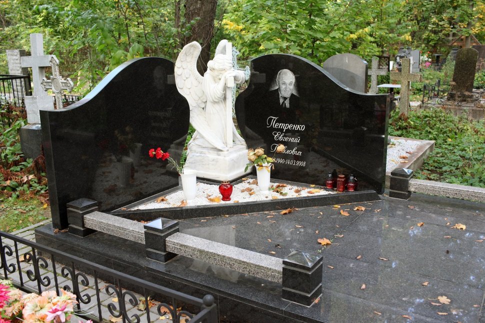 Памятник из двух половинок и мраморным ангелочком с крестом