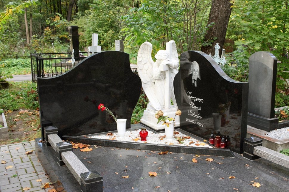 Памятник из двух половинок и мраморным ангелочком с крестом