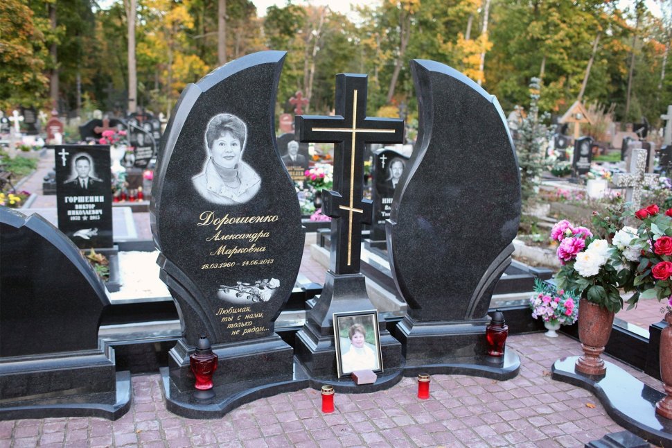 Памятник в форме пламени свечи, разделённого гранитным крестом